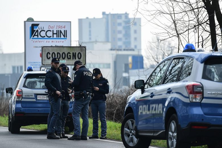 Cảnh sát tuần tra tại lối vào thị trấn Codogno ở Lombardy. Ảnh: AFP