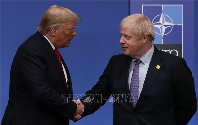 Thủ tướng Anh Boris Johnson (phải) và Tổng thống Mỹ Donald Trump trong cuộc gặp tại Hội nghị thượng đỉnh Tổ chức Hiệp ước Bắc Đại Tây Dương (NATO) tại Watford, Đông Bắc London (Anh) ngày 4/12/2019. Ảnh: AFP/TTXVN