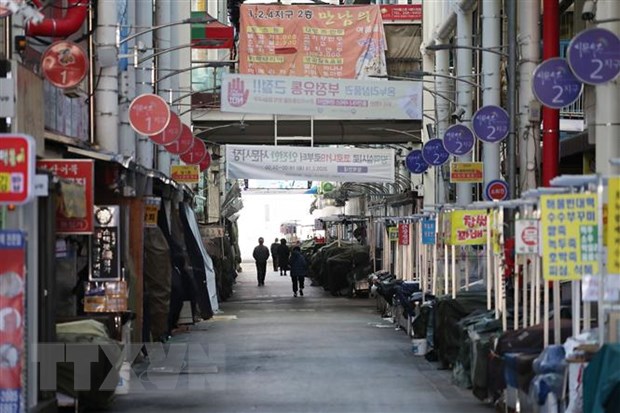Một khu chợ ở thành phố Daegu, Hàn Quốc đóng cửa nhằm ngăn ngừa sự lây lan của dịch bệnh COVID-19, ngày 23/2/2020. (Nguồn: Yonhap/TTXVN)