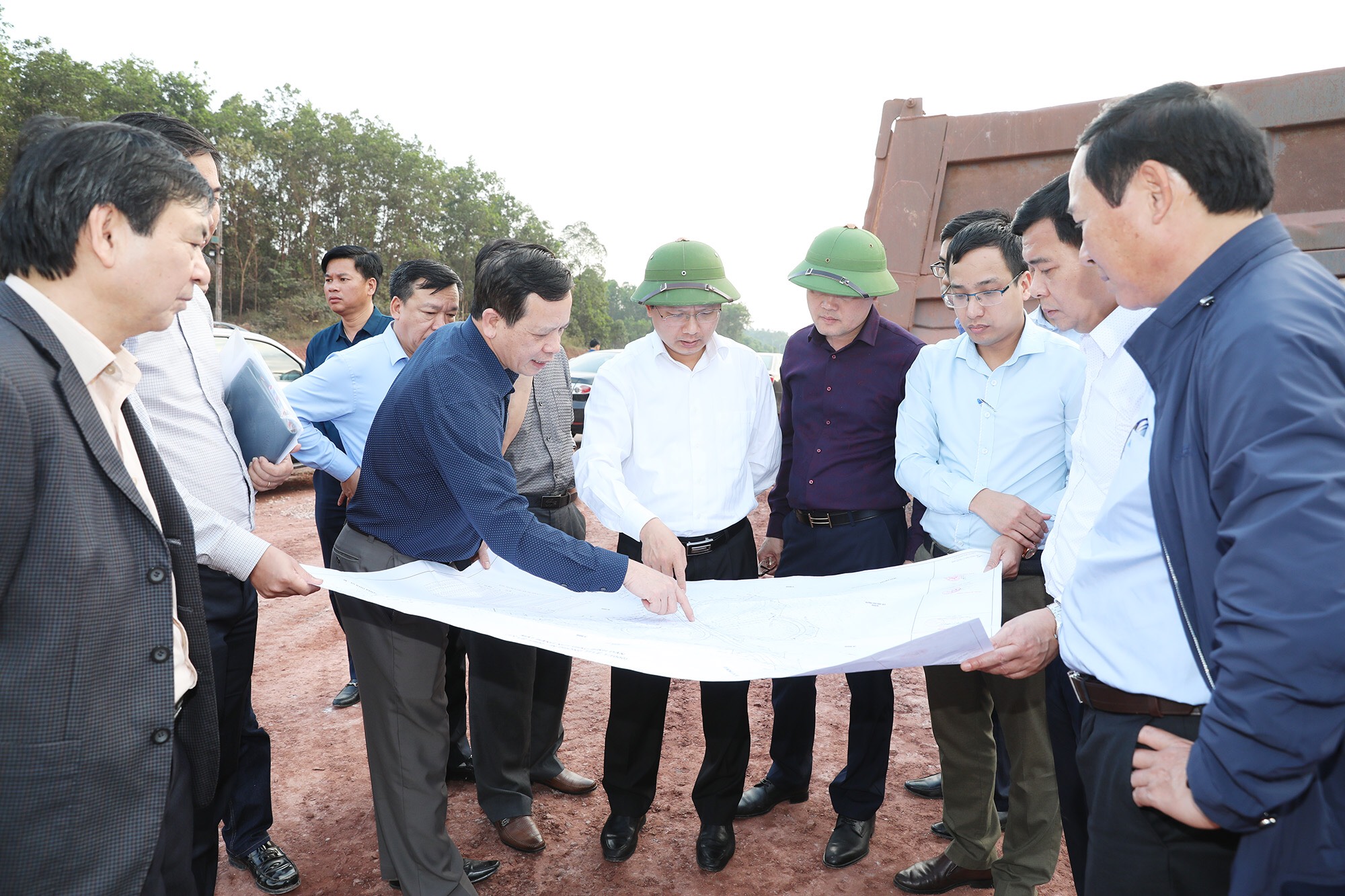 Đồng chí Cao Tường Huy, Phó Chủ tịch UBND tỉnh kiểm tra tiến độ dự án đường từ Cảng hàng không đến Khu phức hợp giải trí cao cấp Vân Đồn.