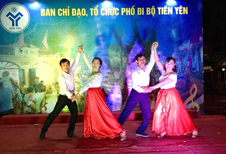 Tiết mục khiêu vũ của CLB Gia đình CCB huyện Tiên Yên tại phố đi bộ huyện Tiên Yên năm 2019.