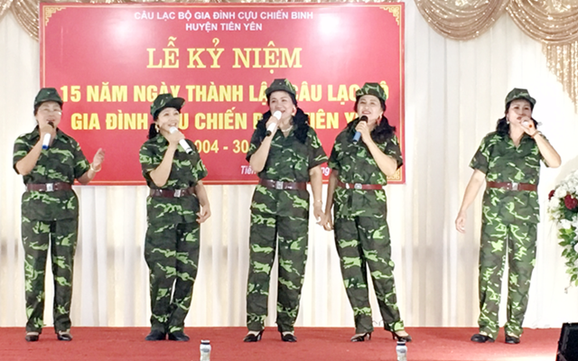 Tiết mục văn nghệ của CLB Gia đình CCB huyện Tiên Yên nhân dịp kỷ niệm 15 năm thành lập 2004-2015. 