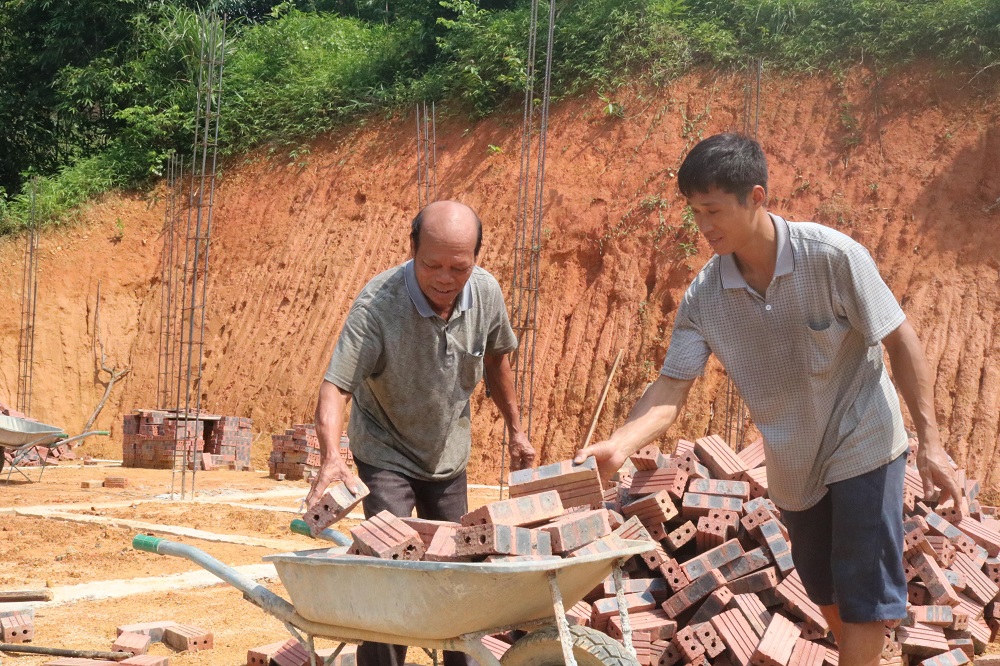Gia đình ông Triệu Quay Trình (thôn Tàu Tiên, xã Đồn Đạc, huyện Ba Chẽ) xây nhà mới sau hơn 3 năm nỗ lực thoát nghèo.