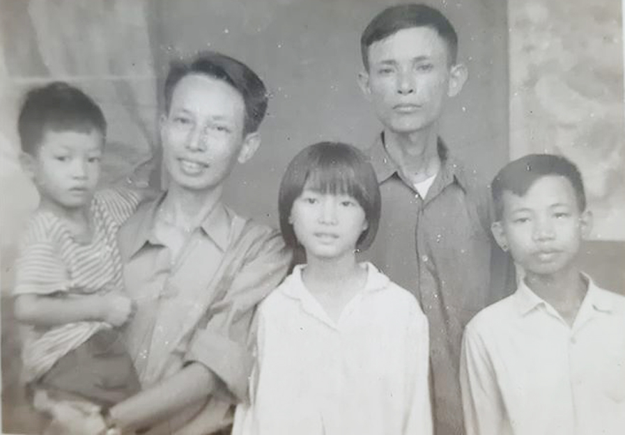 Ông Vũ Anh Tuấn (thứ hai, trái sang) thời trẻ. Ảnh tư liệu của gia đình.