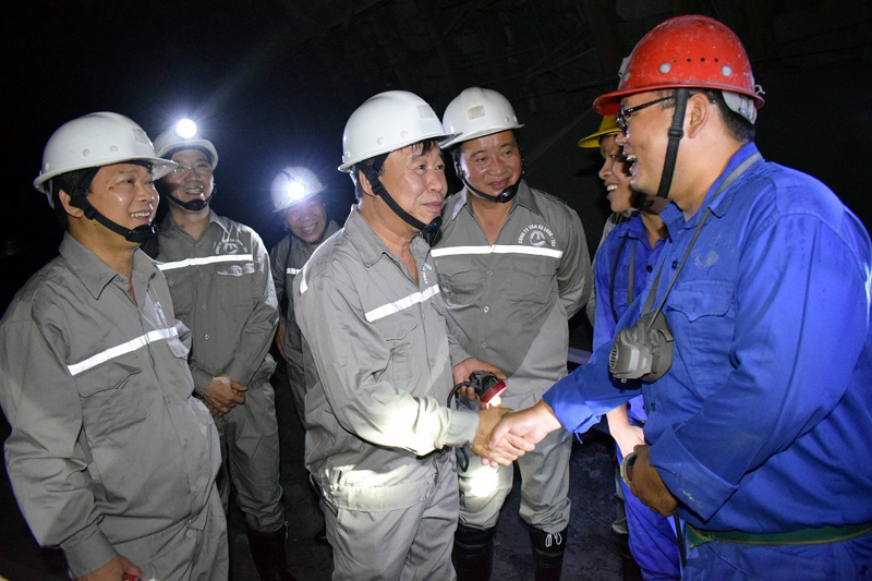 Lãnh đạo Đảng ủy Than Quảng Ninh kiểm tra, động viên cán bộ, công nhân đang thi công Dự án khai thác mỏ hầm lò Khe Chàm II – IV của Công ty Than Hạ Long. Ảnh Công ty cung cấp 