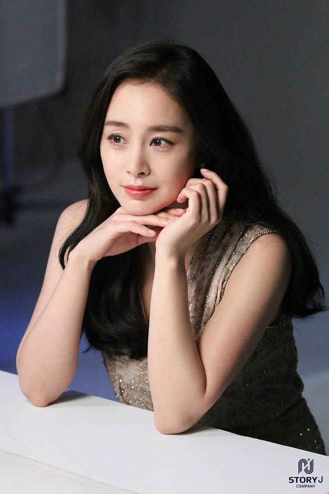Ở tuổi 40, Kim Tae Hee vẫn là một trong những biểu tượng sắc đẹp khi sở hữu nhan sắc tự nhiên, làn da căng bóng không nếp nhăn và nụ cười tươi.