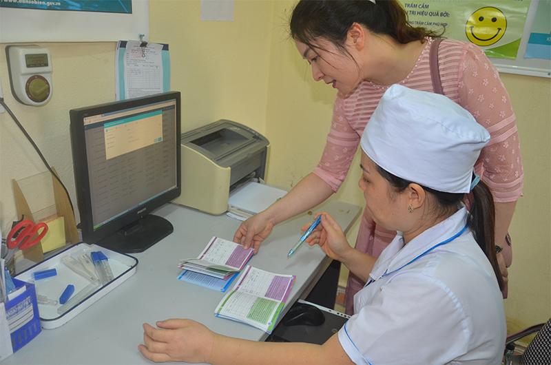 Bác sĩ Trần Thị Diệp đang đi giám sát bệnh tại cộng đồng.