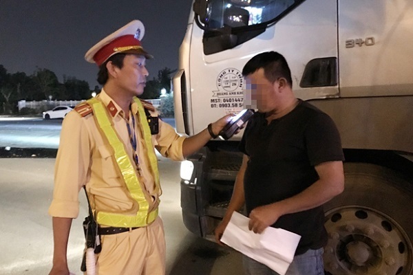 CSGT Đà Nẵng kiểm tra nồng độ cồn người tham gia giao thông.
