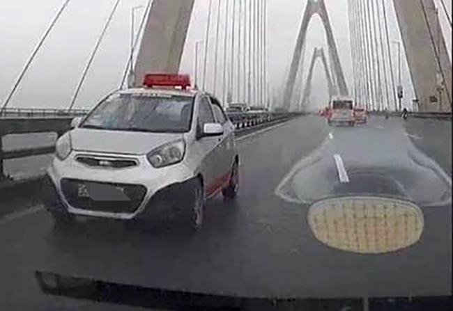 Taxi đi ngược chiều trên cầu Nhật Tân bị một tài xế ôtô ghi lại. Ảnh cắt từ video.