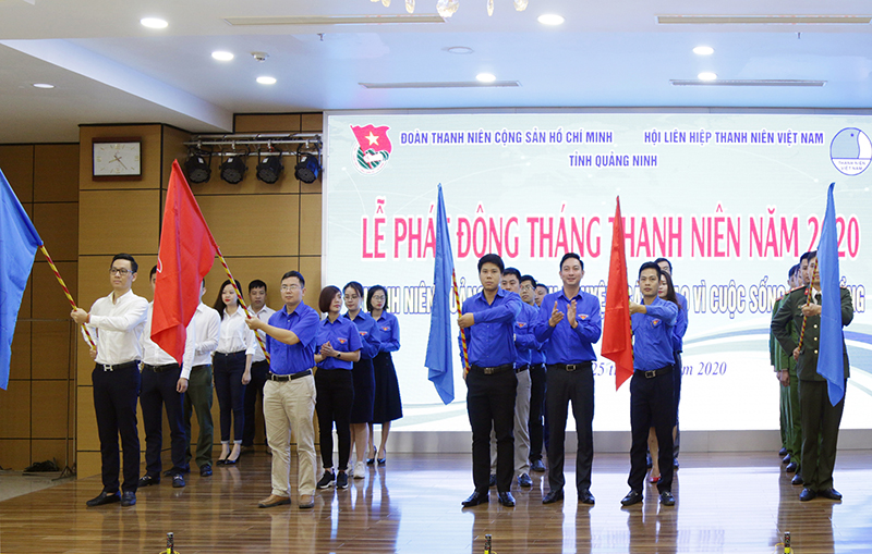 Bí thư Tỉnh đoàn Quảng Ninh Lê Hùng Sơn trao cờ lệnh cho các đội hình  thanh niên tình nguyện.