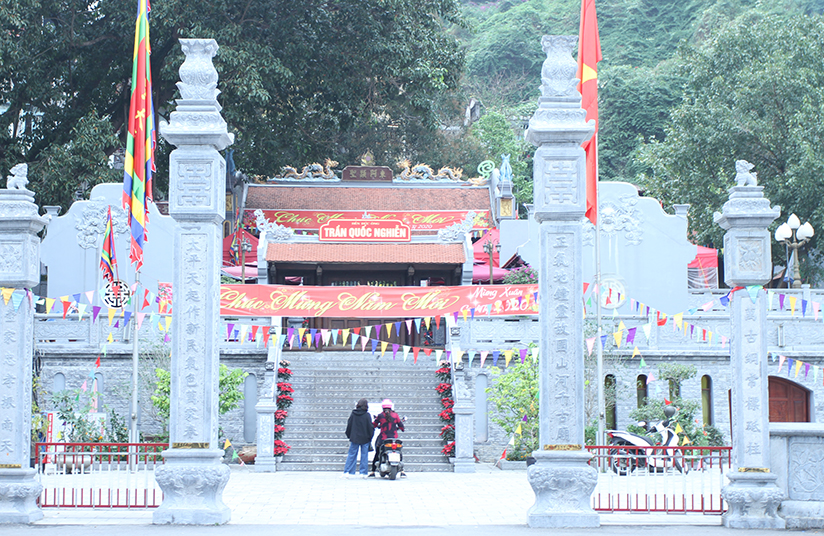 Đền Trần Quốc Nghiễn là một điểm đến an toàn dành cho du khách tham quan thành phố Hạ Long.