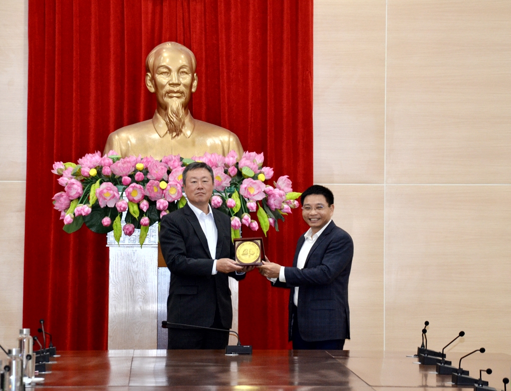 Đồng chí Nguyễn Văn Thắng, Chủ tịch UBND tỉnh tặng quà lưu niệm cho đại diện các nhà đầu tư.