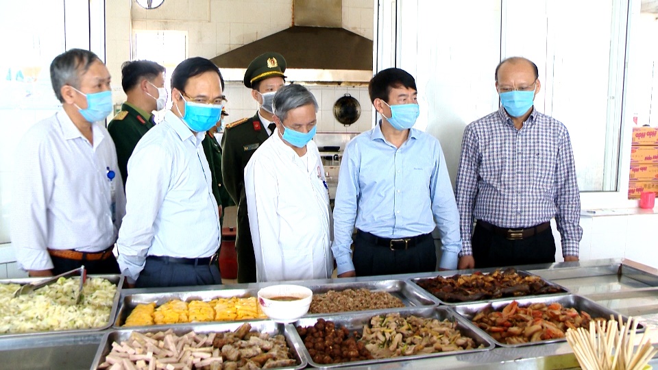 Phó Chủ tịch Thường trực UBND tỉnh Đặng Huy Hậu kiểm tra khu vực bếp ăn của