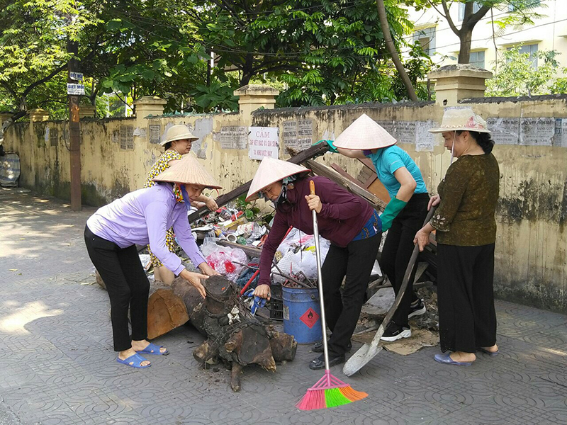 Hội viên Hội phụ nữ khu Tân Lập 1, phường Cẩm Thủy tham gia vệ sinh đường phố.