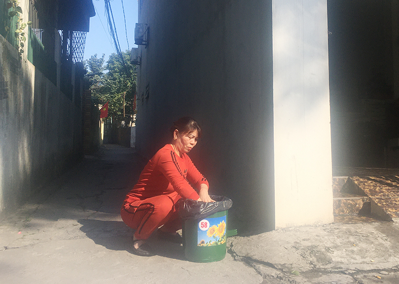 Người dân khu Tây Sơn 2, phường Cẩm Sơn sử dụng thùng rác được tái chế từ thùng sơn cũ.