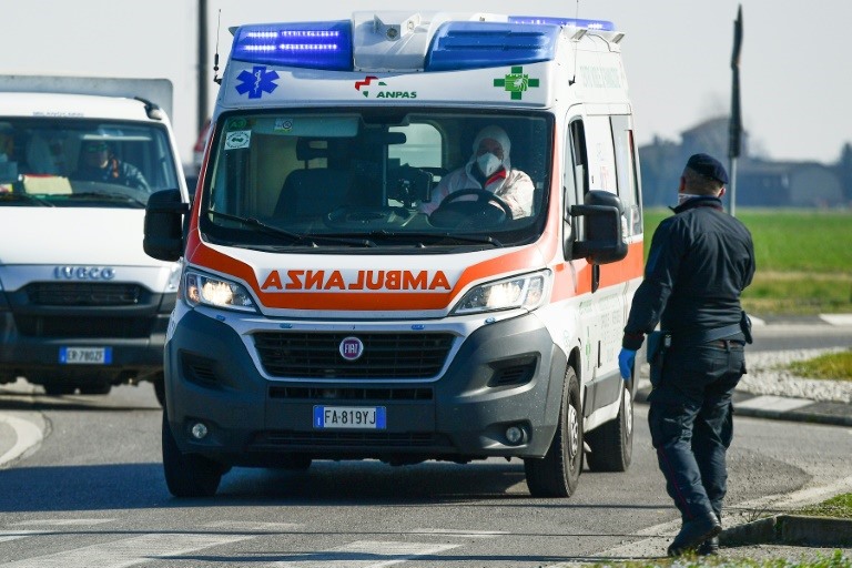 Tính từ 23.2, hơn 50.000 cư dân tại 11 thị trấn ở miền bắc Italia, trong đó có 10 thị trấn ở Lombardy và một ở khu vực lân cận Veneto, đã bị cách ly. Chỉ có cảnh sát, nhân viên y tế và xe tải chở vật tư thiết yếu mới được di chuyển từ ngoài vào các địa phương này. Ảnh: AFP.