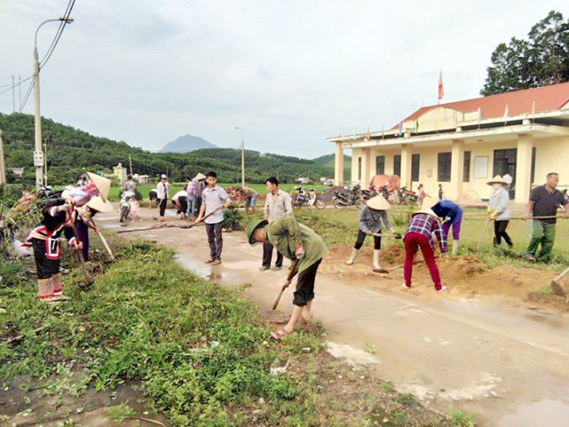 Cán bộ, nhân dân xã Quảng An ra quân trồng cây, dọn vệ sinh môi trường khu vực thôn Làng Ngang của xã, tháng 9/2019.