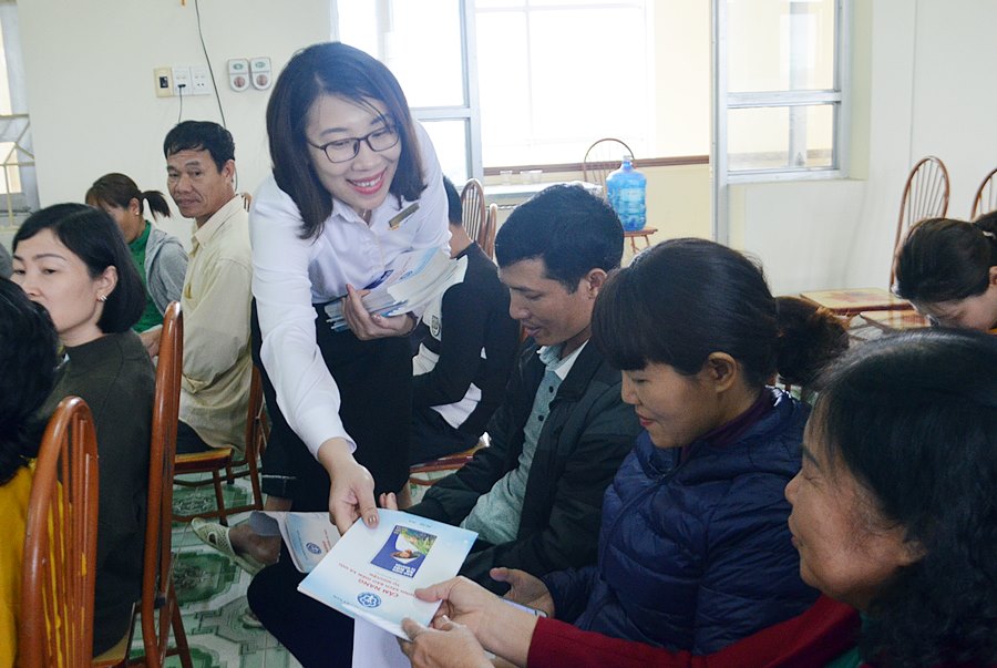 Cán bộ Bưu điện TX Quảng Yên hướng dẫn người lao động đăng ký tham gia BHXH tự nguyện tại hội nghị Tuyên truyền chính sách BHXH tự nguyện tại phường Cộng Hòa (TX Quảng Yên) tháng 3/2019.