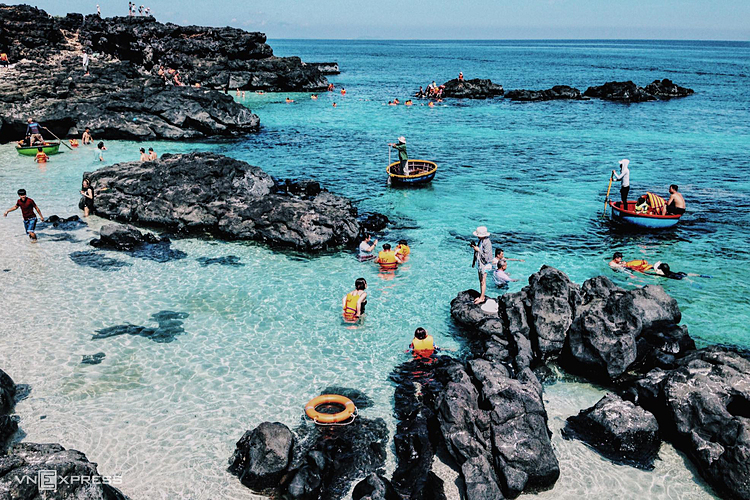 Đảo Lý Sơn, một trong nhiều điểm đến đẹp trong nước, được chờ đợi sẽ đông du khách Việt Nam trở lại trong thời gian tới. Ảnh: Tâm Linh.