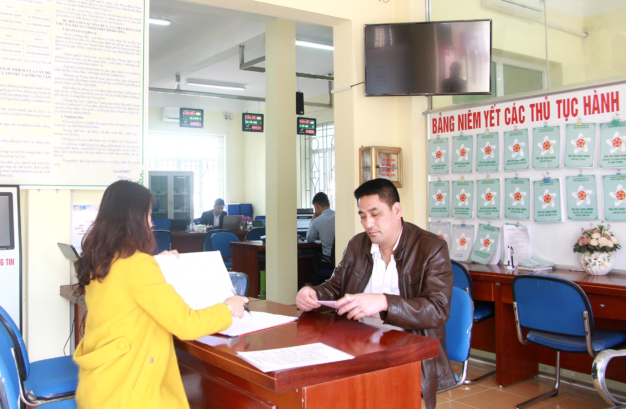 Minh bạch trong giải quyết thủ tục hành chính cho tổ chức, công dân tại Trung tâm Hành chính công huyện Cô Tô.