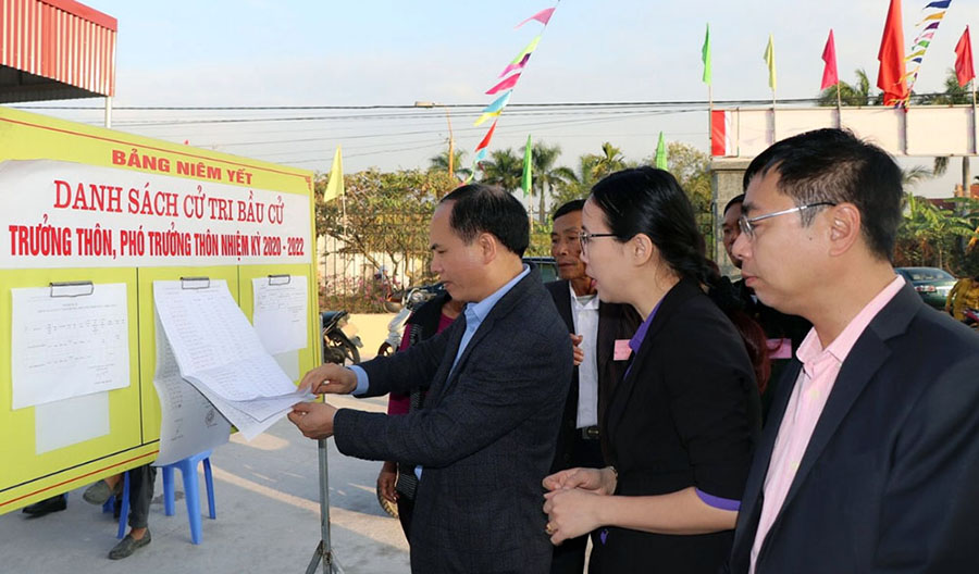 Bí thư Thành ủy Uông Bí Trần Văn Lâm kiểm tra công tác bầu cử tại khu 3 phường Trưng Vương
