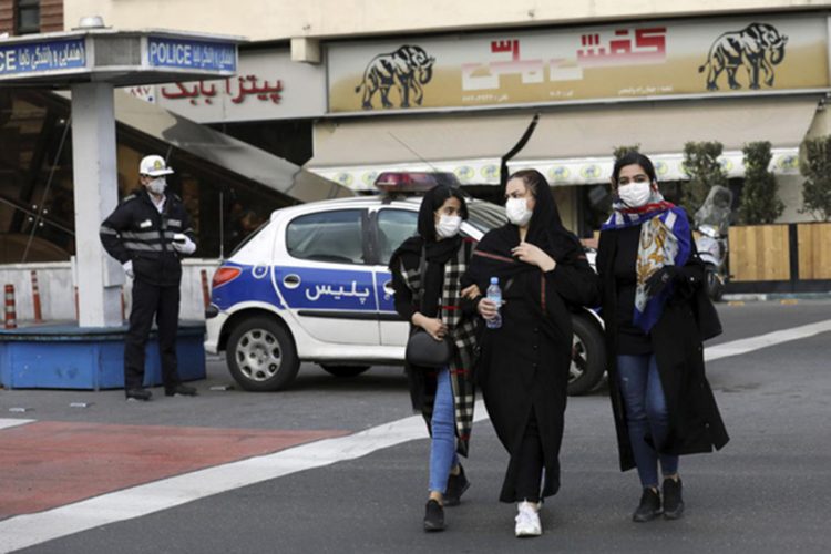 Cảnh sát và người đi bộ mang khẩu trang tại thành phố Tehran ngày 23-2-2020, trong bối cảnh dịch COVID-19 lan rộng - Ảnh: The Herald Bulletin  Link nguồn : https://doanhnhanplus.vn/dich-covid-19-ngay-26-2-y-tang-vot-len-322-ca-da-co-11-nguoi-chet-498954.html