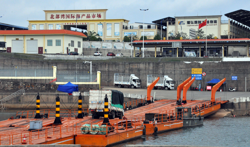 Lô hàng tôm hùm đầu tiên xuất khẩu sang Trung Quốc trong ngày 25/2 qua cầu phao tạm Km3+4