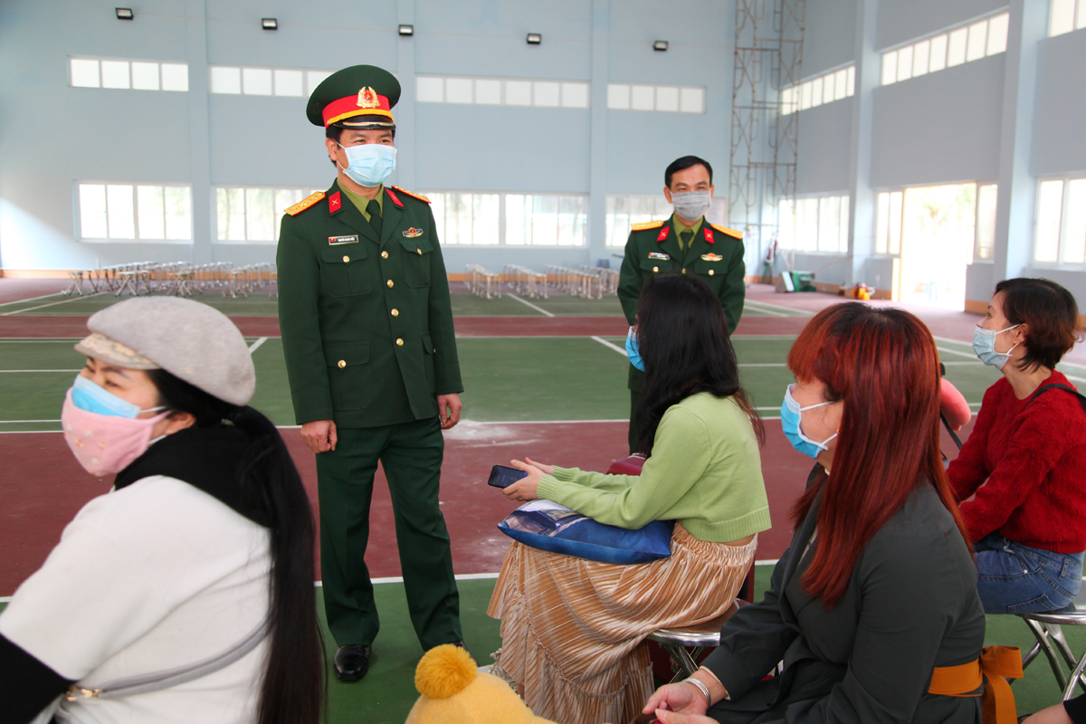 Đại tá Nguyễn Quang Hiến, Chính ủy Bộ CHQS tỉnh thăm hỏi sức khỏe các công dân chuẩn bị về nơi cư trú.