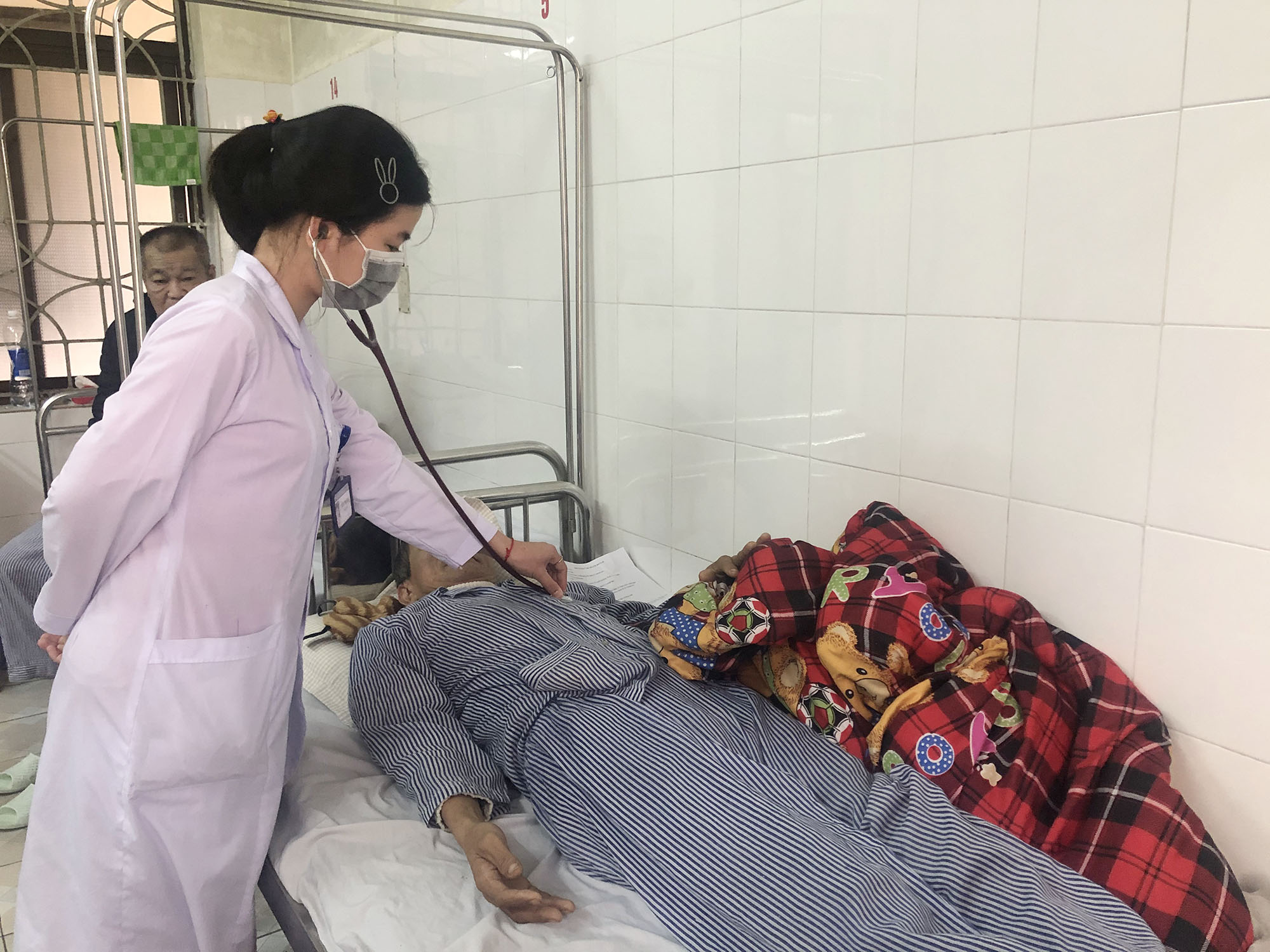 Bác sĩ Tiên Thị Hoa khám bệnh cho bệnh nhân. 