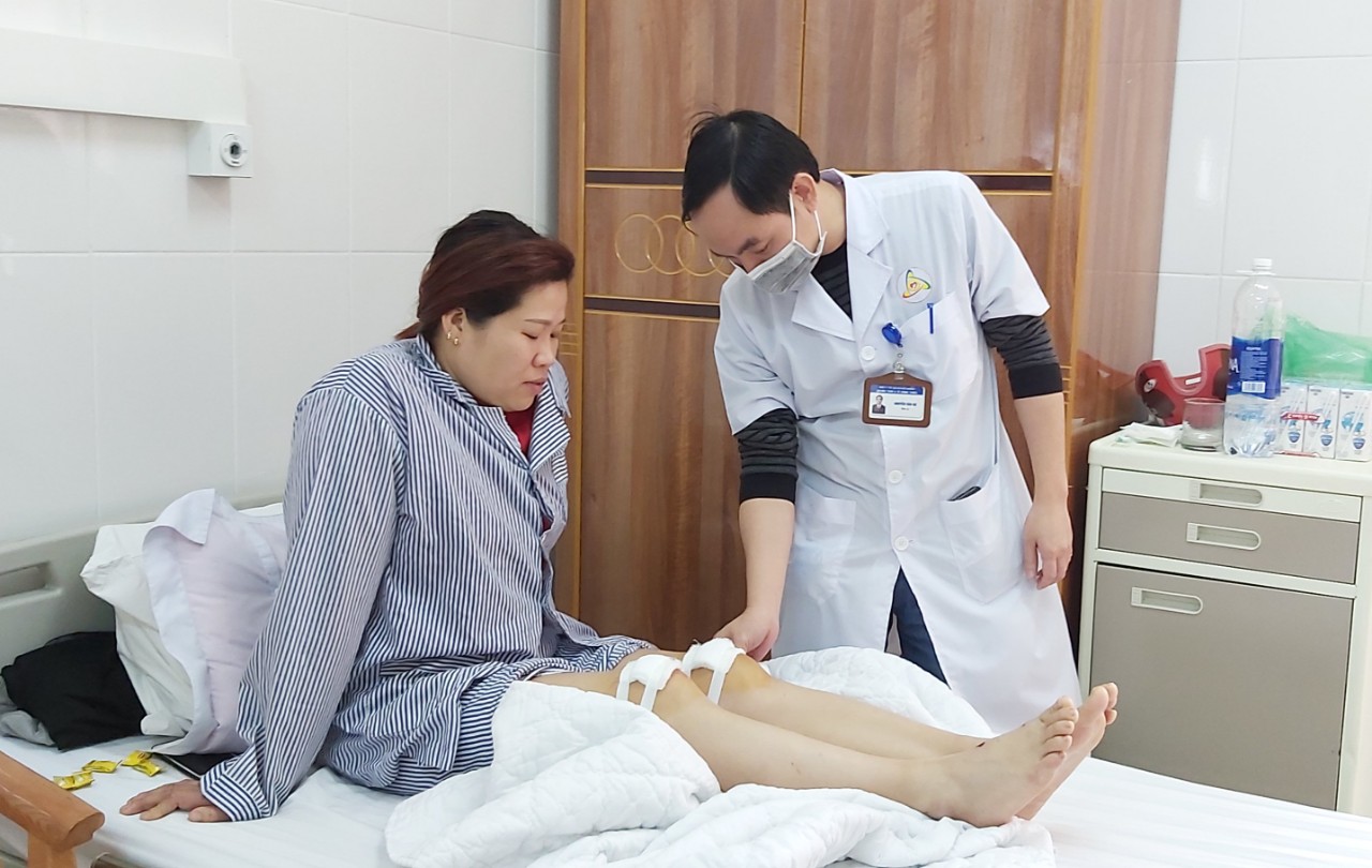Bác sĩ Nguyễn Thế Phương thăm khám cho bệnh nhân.