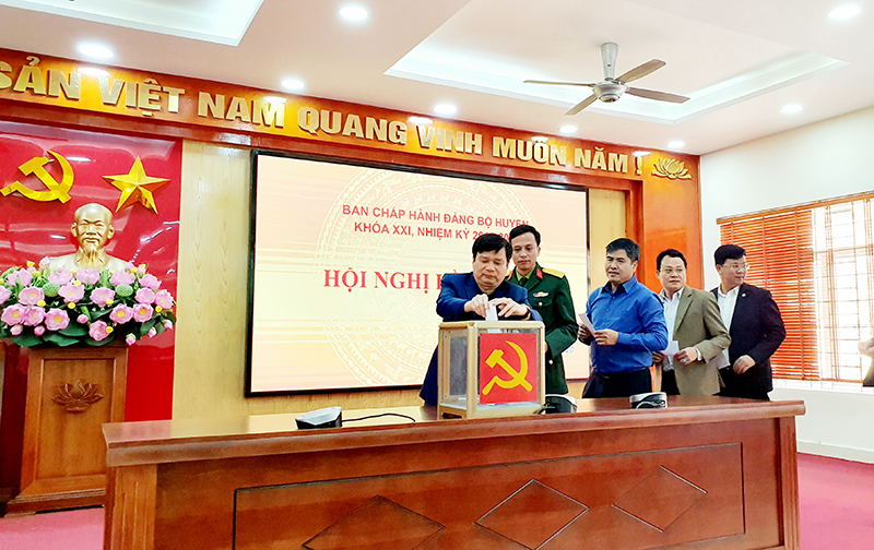 Các đại biểu tiến hành bỏ phiếu bầu chức danh Bí thư Huyện ủy Hải Hà khóa XXI, nhiệm kỳ 2015 – 2020.