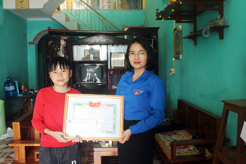 Thị Đoàn Quảng Yên tặng giấy khen em Đinh Đức Dũng trong thực hiện phong trào thi đua “Nghìn việc tốt”.