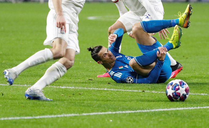 Ronaldo bất lực trước hàng thủ chặt chẽ của Lyon.