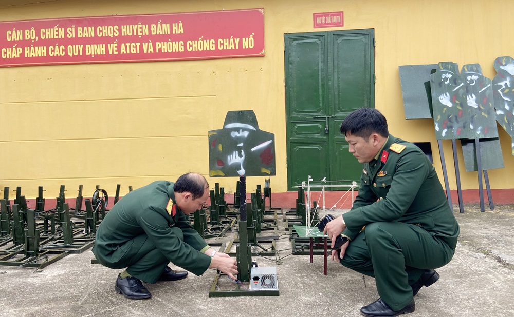 Thiếu tá Bùi Văn Dưỡng (bên trái) cùng cán bộ đơn vị gấp rút hoàn thiện mô hình học cụ phục vụ huấn luyện năm 2020.