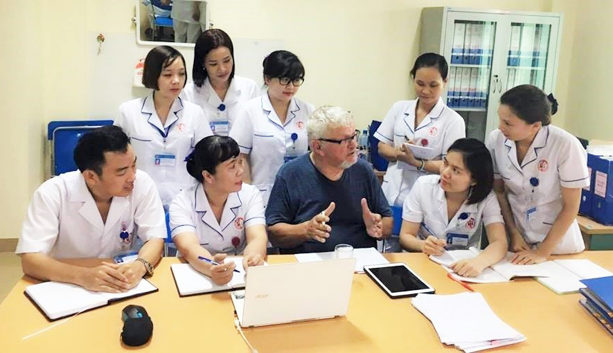 Chuyên gia Thụy Điển – BS Leif Person hướng dẫn BS khoa Nội tiết,  khoa Ngoại Tiêu hóa và phòng QLCL  (Bệnh viện Việt Nam - Thụy Điển Uông Bí) phân tích nguyên nhân gốc rễ sự cố y khoa.