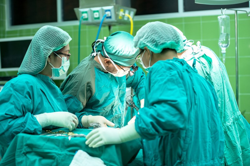 Phía sau vinh quang nghề Y là nhiều gian nan chưa được thổ lộ: những ca mổ hàng giờ, lịch trực đêm hay áp lực tinh thần căng thẳng.