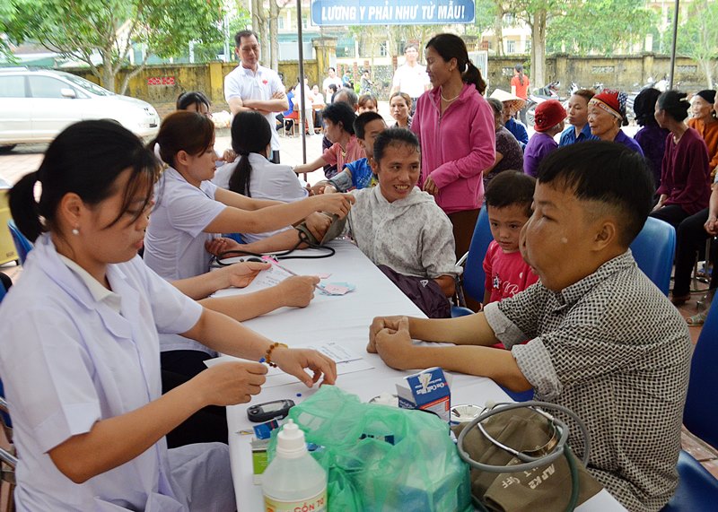Người khuyết tật đến khám, chữa bệnh miễn phí tại Trạm Y tế xã Quảng La (TP Hạ Long)Bồ)