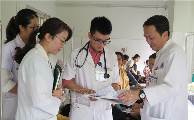 Phó Giáo sư, Tiến sĩ Bùi Bỉnh Bảo Sơn (phải) hướng dẫn các học viên.