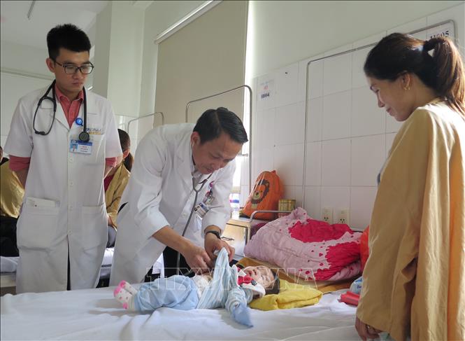 Phó Giáo sư, Tiến sĩ Bùi Bỉnh Bảo Sơn thăm khám bệnh nhi.