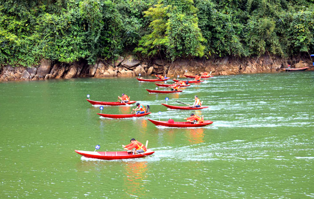 Du lịch đường thủy trên sông Ba Chẽ là một trong những mục tiêu trọng tâm mà huyện đề ra. Ảnh: Công Thành