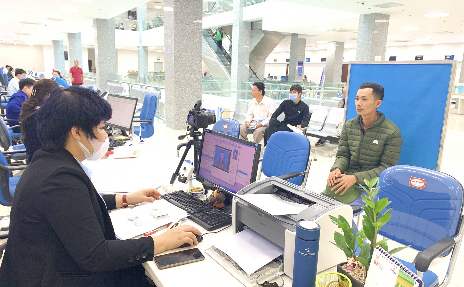 Cán bộ tRung tâm Phục vụ hành chính công tỉnh giải quyết TTHC cho công dân.