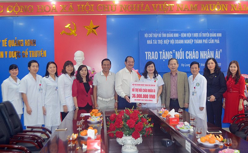 Lãnh đạo Hội CTĐ tỉnh và đại diện Hiệp hội Doanh nghiệp TP Cẩm Phả trao tặng số tiền 36 triệu đồng cho lãnh đạo đạo Bệnh viên Y- Dược Cổ truyền Quảng Ninh.