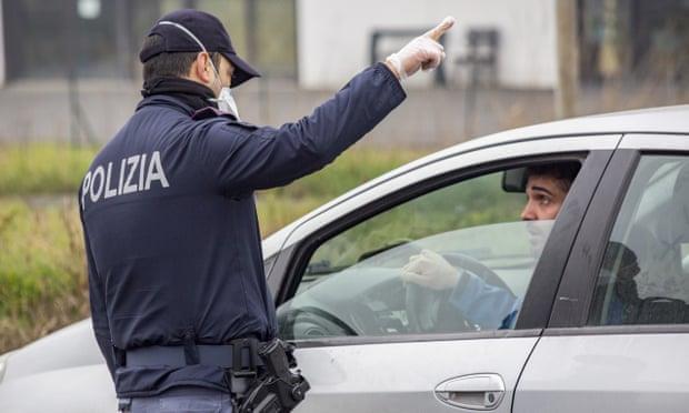 Cảnh sát đeo khẩu trang tại Italy. (Ảnh: Getty)