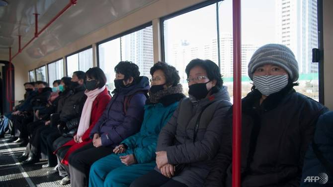 Hành khách đeo khẩu trang trên xe điện đề phòng dịch bệnh ở Bình Nhưỡng. Ảnh: AFP