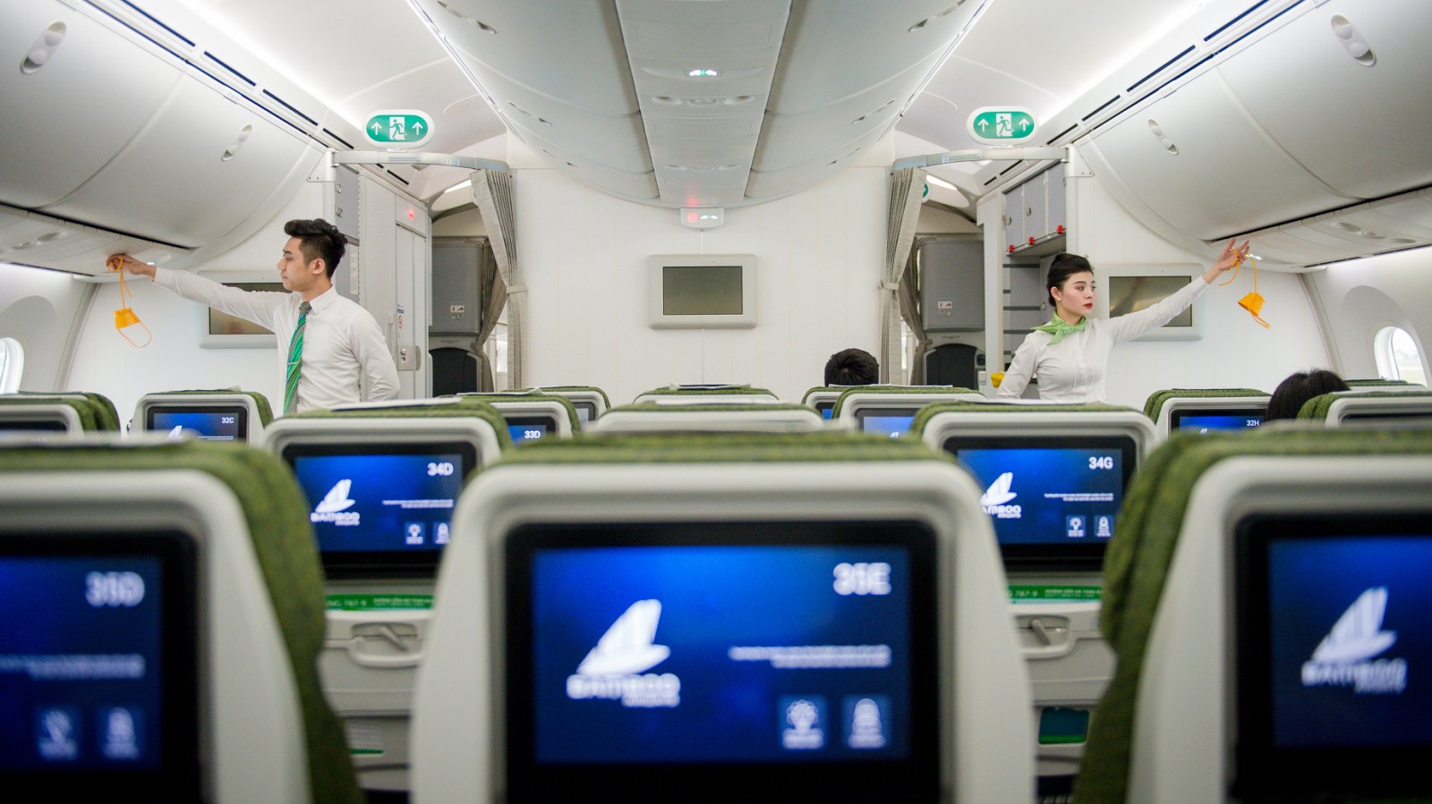 Các gói dịch vụ kỳ nghỉ trọn gói đầu tiên do Bamboo Airways cung cấp dịch vụ hàng không từ Hà Nội và TP. HCM đến các quần thể du lịch tầm cỡ quốc tế của Vinpearl tại Nha Trang, Phú Quốc, Đà Nẵng - Nam Hội An