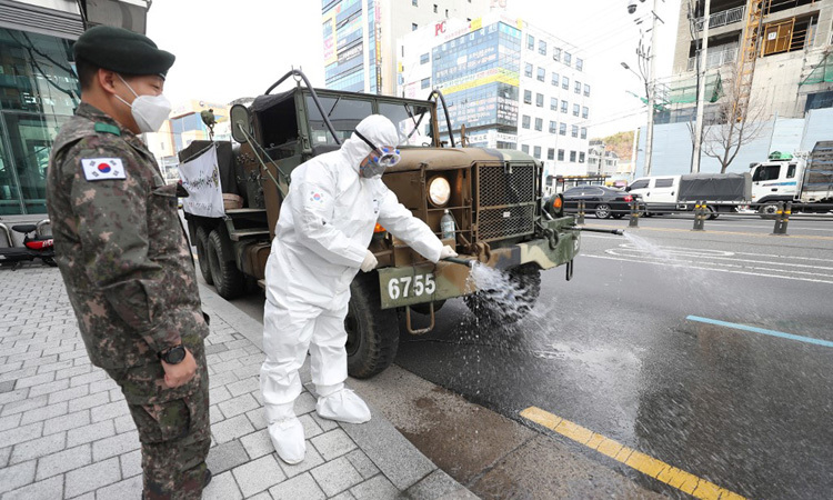Xe quân đội Hàn Quốc phun thuốc khử trùng ở thành phố Daegu ngày 27/2. Ảnh: AFP .
