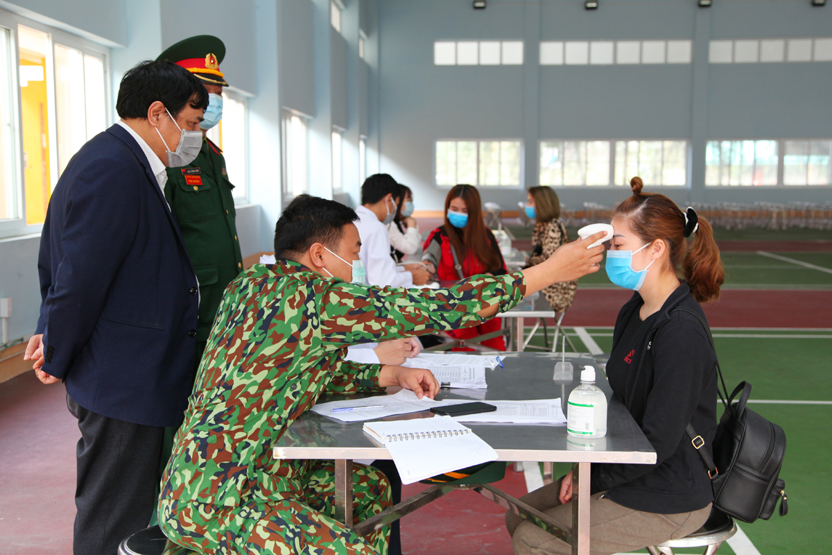 Quân y Bộ CHQS tỉnh kiểm tra thân nhiệt cho công dân trước khi về nơi cư trú.