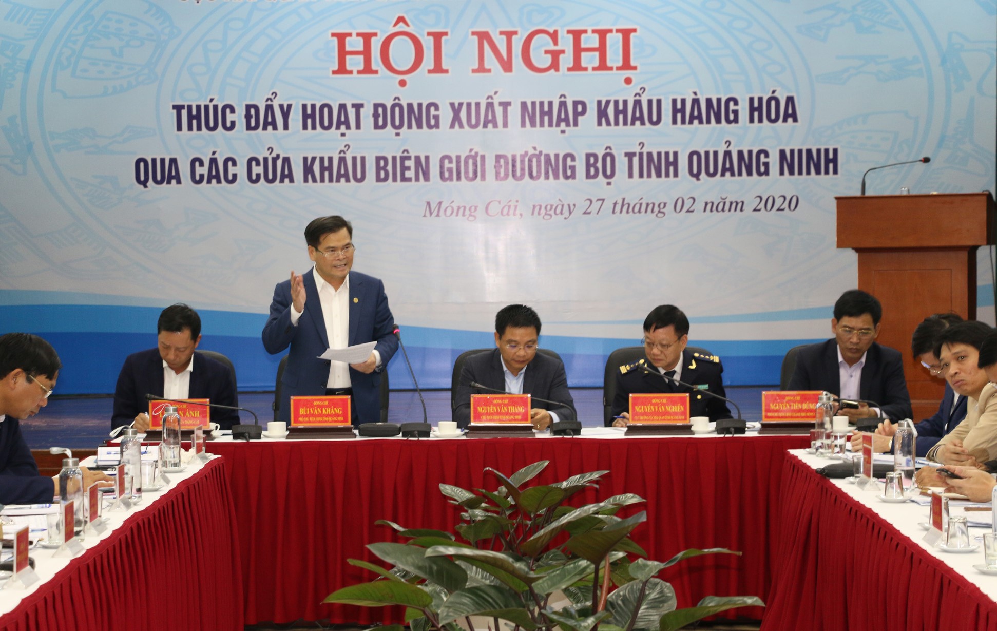 Đồng chí Bùi Văn Khắng, Phó Chủ tịch UBND tỉnh phát biểu tại hội nghị.