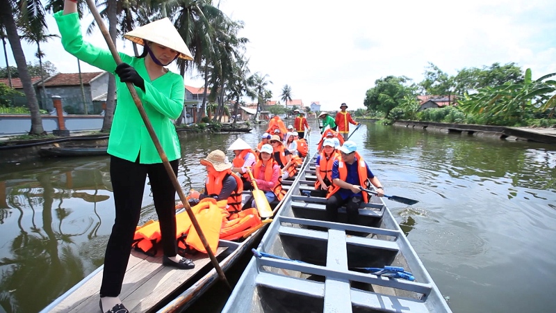 Du khách trải nghiệm chèo thuyền trên sông Cửa Đình...
