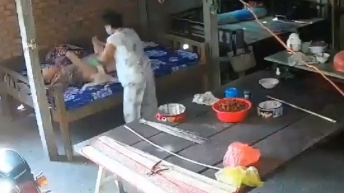 Bà Phạm Thị Loan dùng tay đánh mẹ chồng.